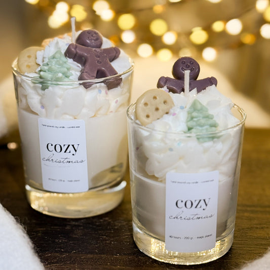 Wenn der Duft von frisch gebackenen Plätzchen und Vanille in der Luft liegt, beginnt die gemütlichste Zeit des Jahres. Unsere „Cozy Christmas“ Kerze bringt genau dieses Gefühl in dein Zuhause – warm, einladend und voller Weihnachtszauber.

Jede Kerze wird liebevoll von Hand gegossen und mit kleinen winterlichen Wachsfiguren dekoriert – vom süßen Lebkuchenmännchen bis hin zum zarten Tannenbaum. Keine Kerze gleicht der anderen – jede ist ein kleines Unikat, das mit viel Liebe zum Detail entsteht.

Hergestellt