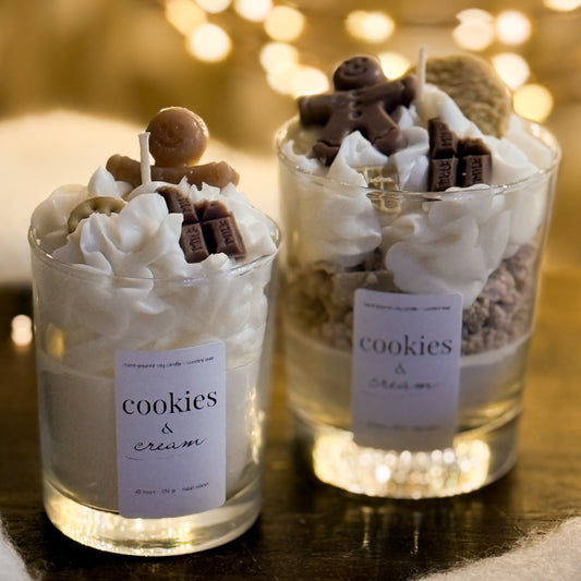 Cookies & Cream – der Duft von frisch gebackenen Keksen 🍪

Süß, warm und cremig – unsere Cookies & Cream Duftkerze vereint den unwiderstehlichen Geruch von Vanille, Keks und einer leichten Schokoladennote. Sie bringt sofort das Gefühl von Geborgenheit und Gemütlichkeit in jeden Raum – wie ein frisch gebackener Nachtisch an einem kalten Wintertag.

Jede Kerze wird handgegossen aus 100 % natürlichem Sojawachs und liebevoll dekoriert mit kleinen Wachsfiguren: Schokoladenstückchen, Keksdetails und einem süßen 
